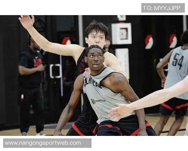 杨瀚森与克林根联手打造内线防线共同提升球队竞争力