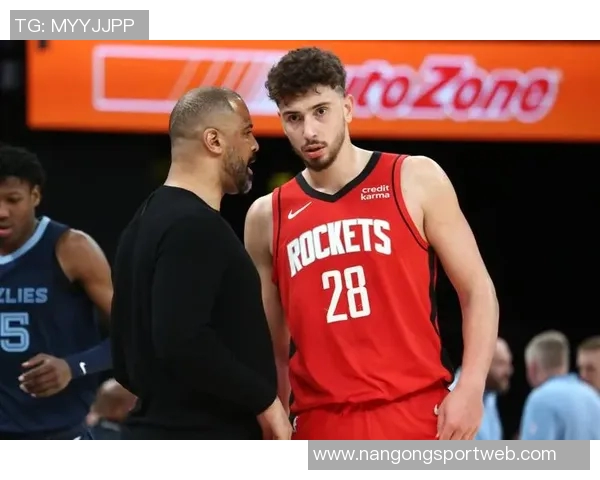 乌度卡称赞申京传球能力提升决策速度显著加快助力球队表现